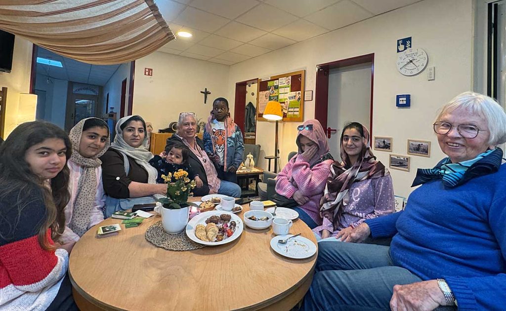 Mit der pakistanischen Familie: Rita Schierenberg und ihre Mitbewohner aus Pakistan