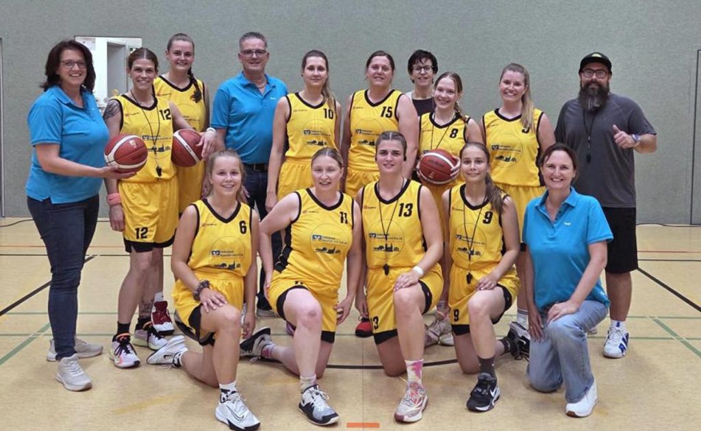 Spendenübergabe der Erler Throngemeinschaft an die Basketballer von Eintracht Erle.