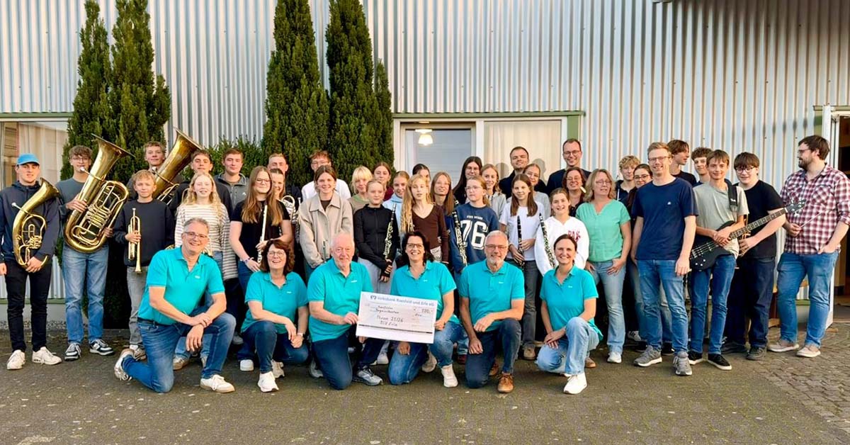 Spendenübergabe über 500 Euro an den Vorstand der Raesfelder Burgmusikanten.