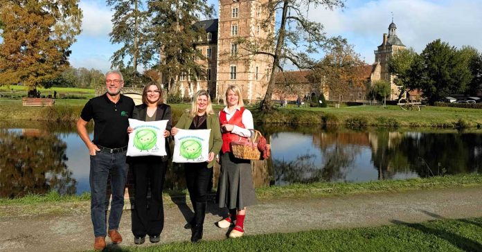 Peter Stöbel, Ina Hufe, Maria Kowalsky und Kappeskönigin Katharina I. Meyering vor Schloss Raesfeld zum Kappesmarkt 2026.