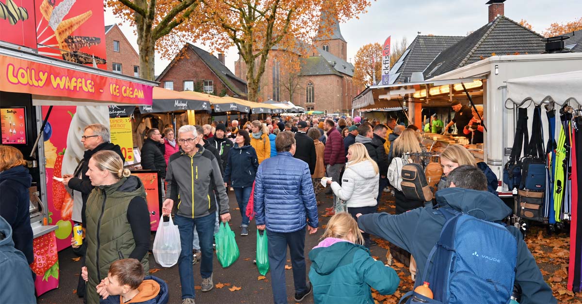 Besucher zwischen Marktständen vor der Kirche im Raesfelder Ortskern