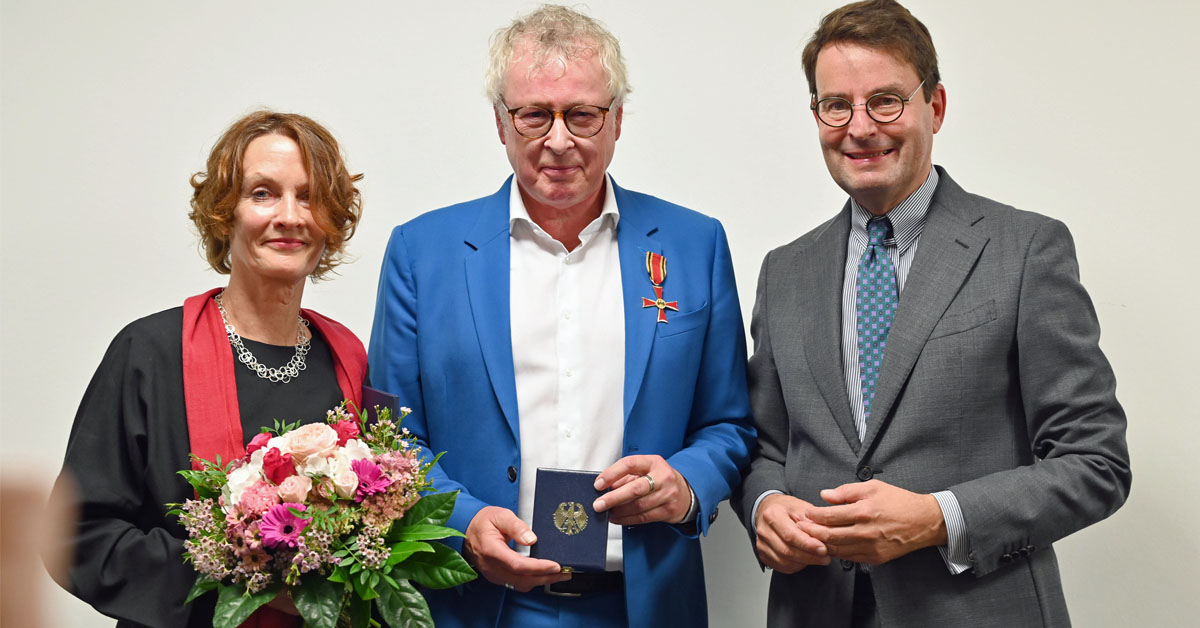Boris Zernikow erhält das Bundesverdienstkreuz in der Kinderklinik Datteln.