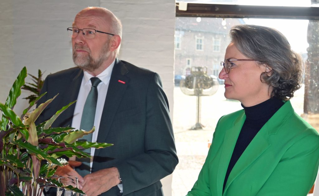 NRW-Bauministerin Ina Scharrenbach bei der Übergabe des Förderbescheids über sieben Millionen Euro für Schloss Raesfeld.