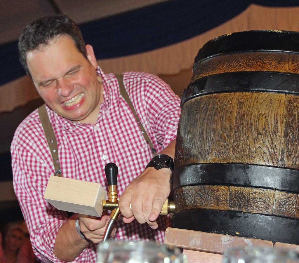 Eins, zwei, drei – o’zapft is! Andreas Grotendorst brachte beim Fassanstich 2016 ein Stück Bayern nach Erle.. 