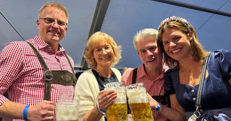 Bier fließt aus dem Fass beim Oktoberfest Erle 2026.