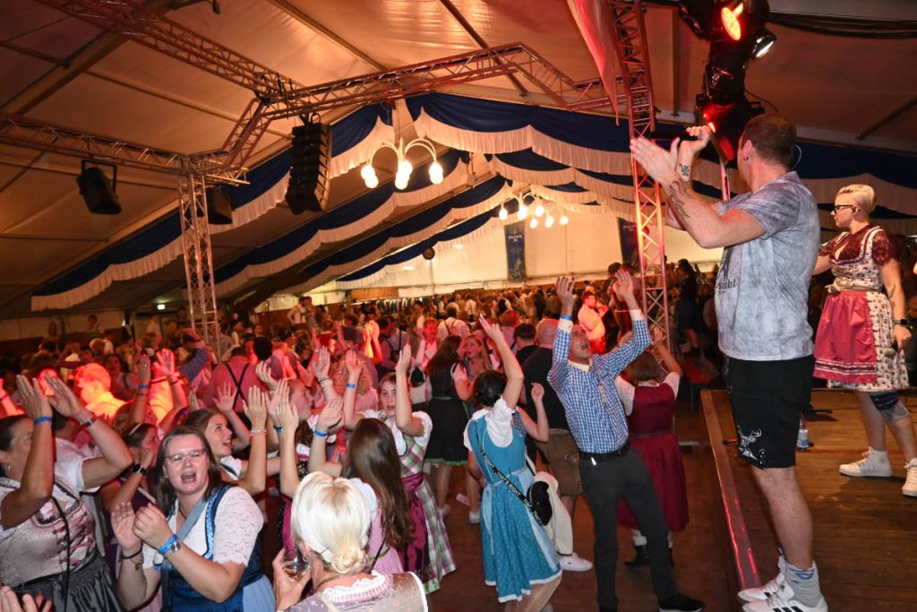 Bier fließt aus dem Fass beim Oktoberfest Erle 2026