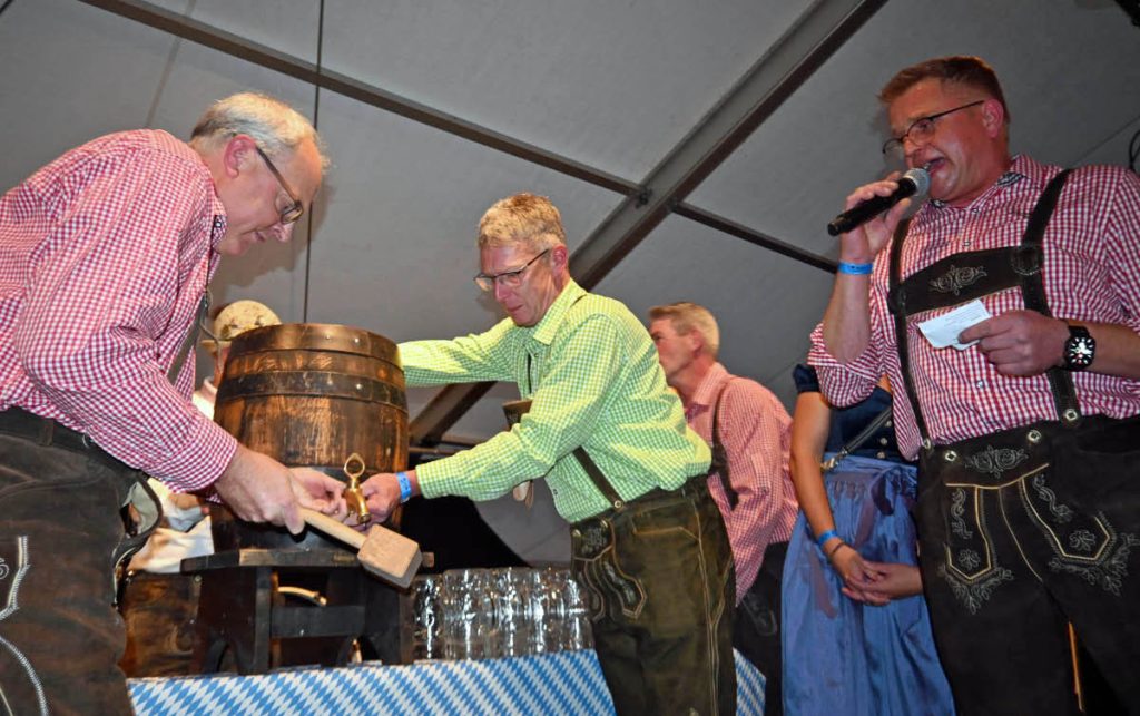 Bier fließt aus dem Fass beim Oktoberfest Erle 2026