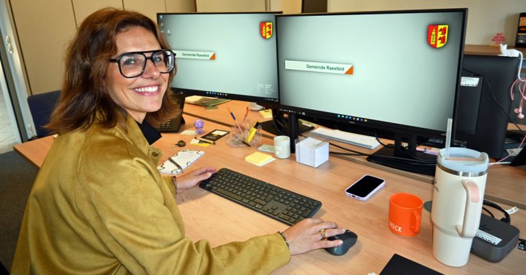 Sabrina Greiwe, neue Wirtschaftsförderin in Raesfeld, sitzt an ihrem Schreibtisch im Rathaus.