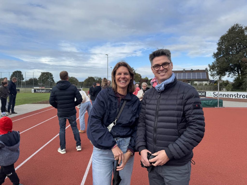Auch Bürgermeister Dirk Kuhmann und die neue Wirtschaftsförderin Sabrina Greiwe schauten sich bei der Eröffnung die neue Sprunganlage des TSV Raesfeld an.