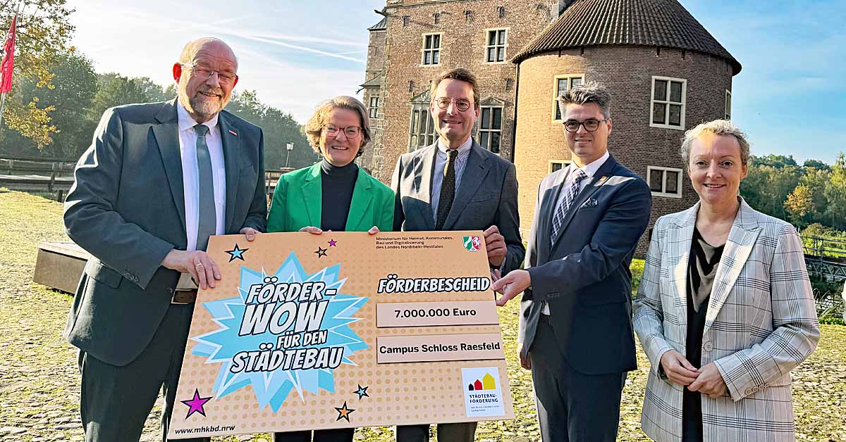 Ina Scharrenbach, Andreas Bothe, Dirk Kuhmann und Nadine Heselhaus mit dem Förderscheck vor Schloss Raesfeld.