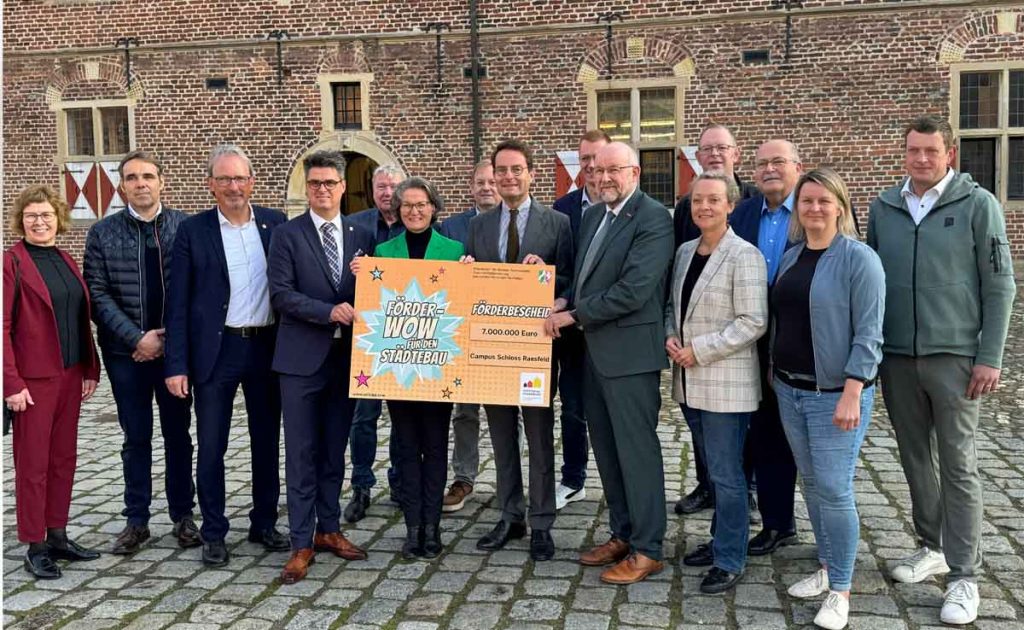 Dr. Elisabeth Schwenzow, Ratsmitglieder, Vertreter der Gemeindeverwaltung und Akademieleiterin Dr.-Ing. Christiane Bucher beim Gruppenbild auf Schloss Raesfeld.