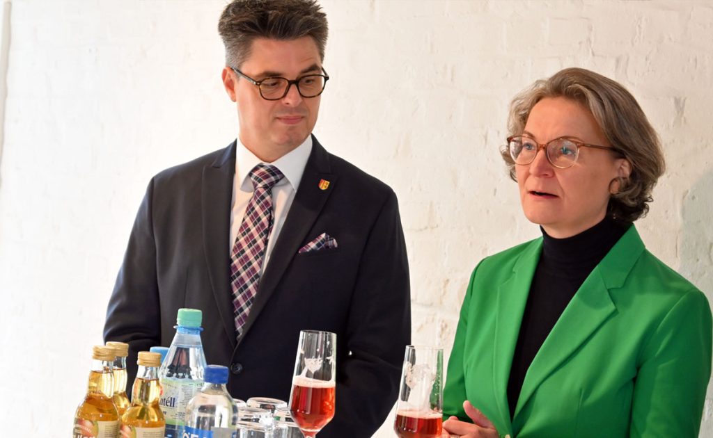 NRW-Bauministerin Ina Scharrenbach bei der Übergabe des Förderbescheids für Schloss Raesfeld. 