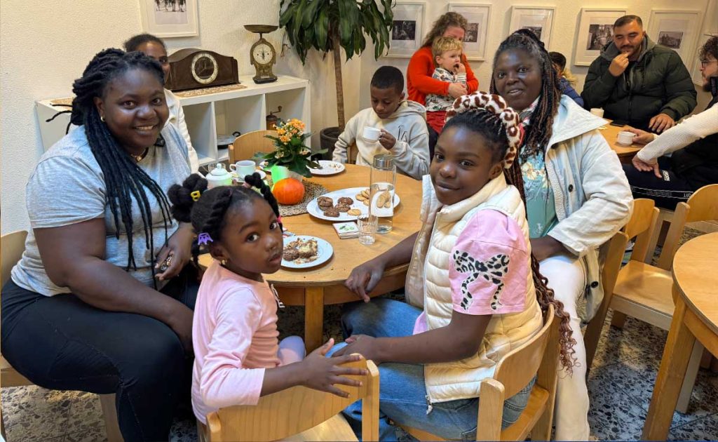 Susan mit ihren Kindern beim Café Miteinander in Erle. Sie lebt seit der Fluchtbewegung 2015 im Ort.