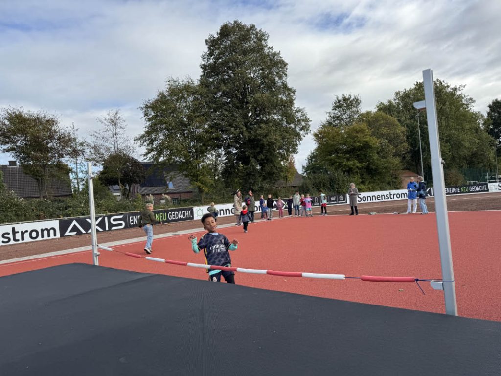 Kinder des TSV Raesfeld beim Weitsprung auf der neuen Leichtathletikanlage