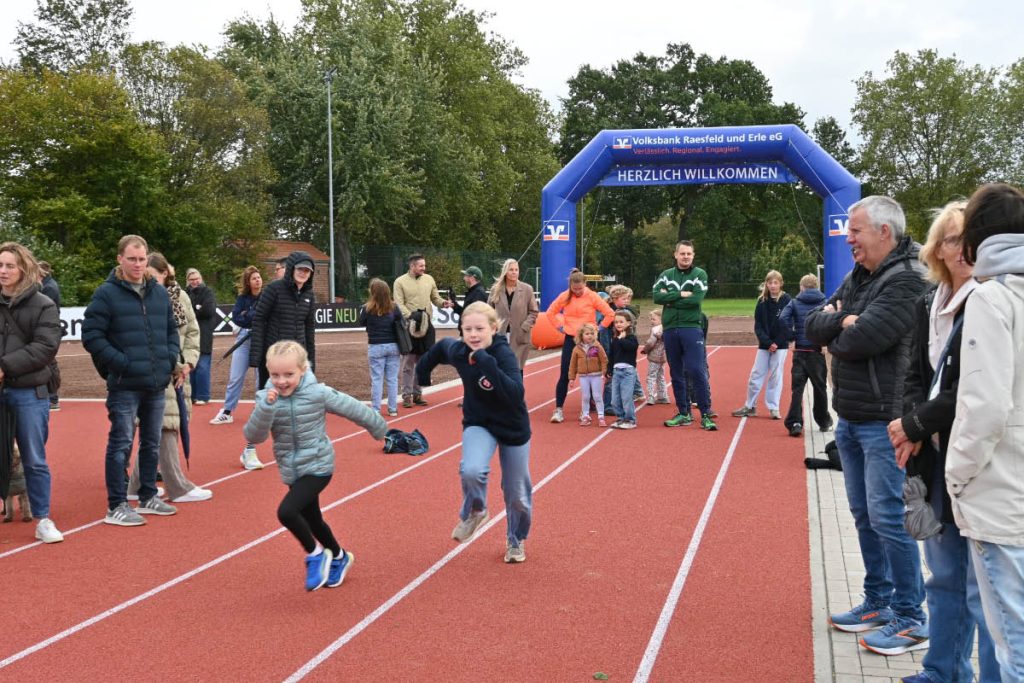 Trotz feuchter Kälte herrschte auf dem Sportplatz gute Stimmung. Die Kinder nahmen die neue Sprunganlage gleich in Beschlag.