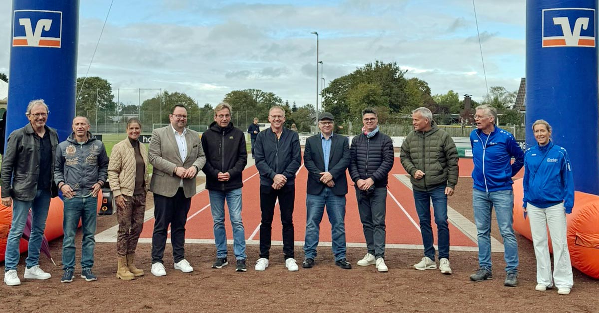 Gruppenfoto mit Vertretern des TSV Raesfeld und der Politik vor der neuen Hochsprung- und Weitsprunganlage.